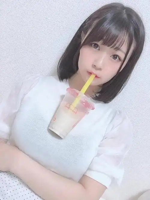 是时候秀出大胸啦日本女孩喝奶茶放胸上不用手扶你敢挑战吗