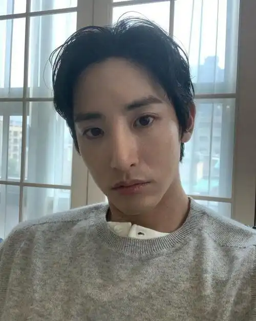 江南太子李洙赫晒自拍,灰色毛衣禁欲感满分,求关注显霸总反差萌