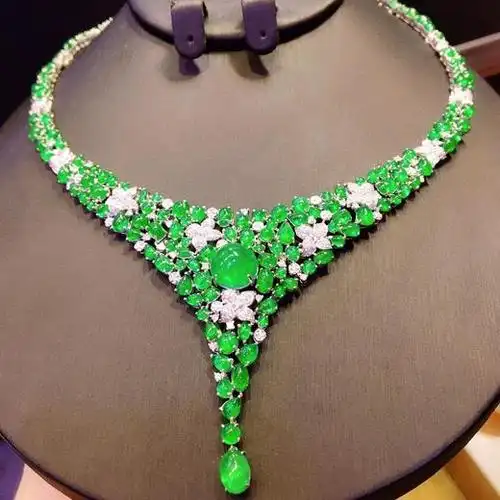 钻石18克拉金3227克颜色非常浓郁晶体水润通透火彩非常不错奢华时尚款