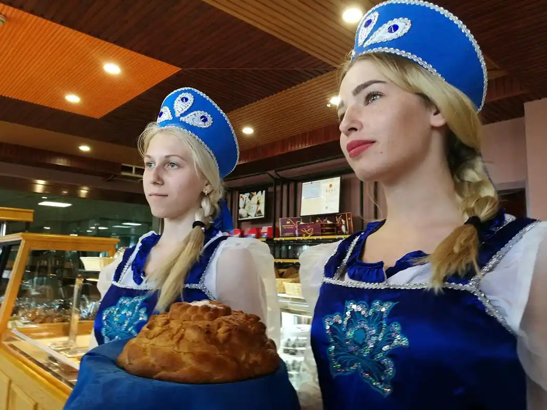 俄罗斯礼仪人员喜迎八方来客