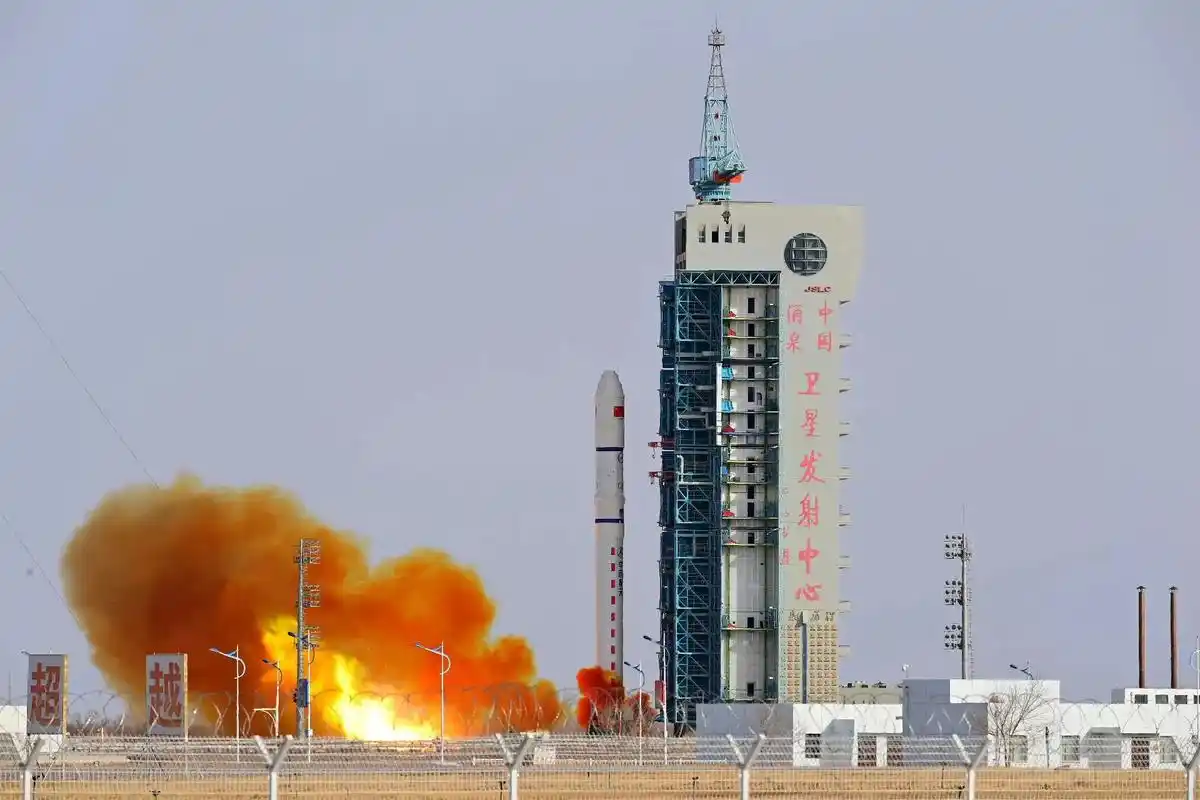 一箭三星,一天两射.【#今日第二发#长二丁火箭成功发射遥感三 - 抖音