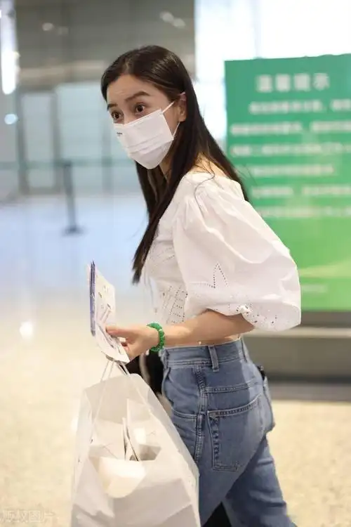 街拍:杨颖白色镂空泡泡袖衬衫 牛仔阔腿裤 特包清新甜美