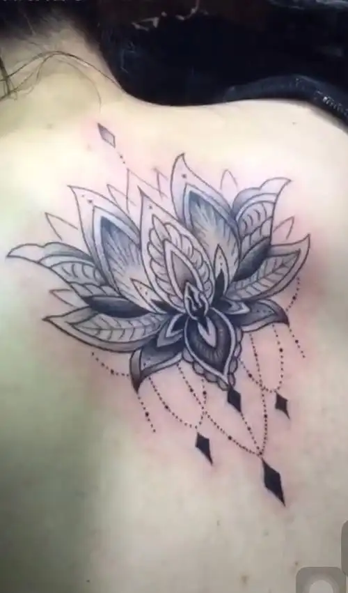 林刺青,曼陀罗花,适合美女后背小腿纹身图片_背部新传统纹身图案