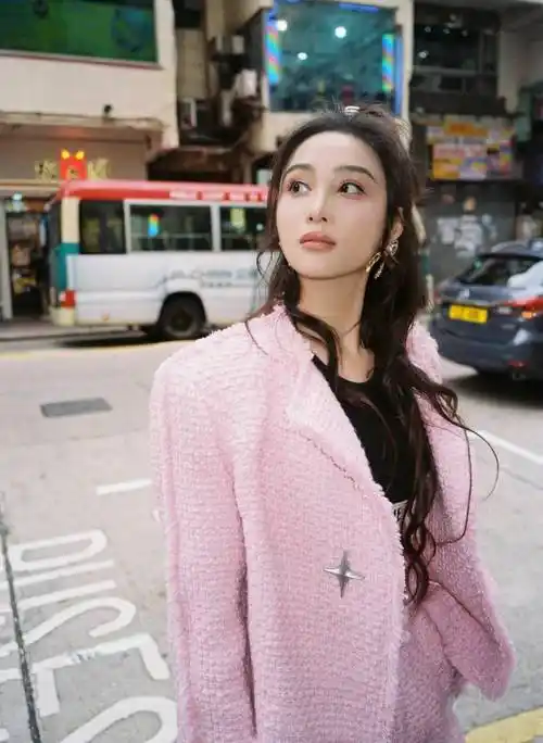 原创别人的愚人节都在整蛊只有她在发福利孙嘉璐真空大衣秀香肩