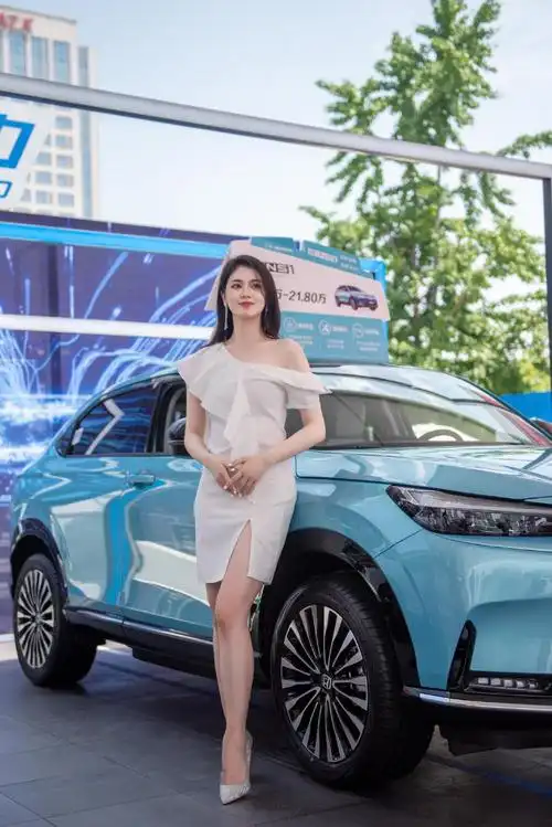 上周末诸葛亮广场襄阳车展美女 漂亮姐姐谁不爱呢! 错过了?不要紧!