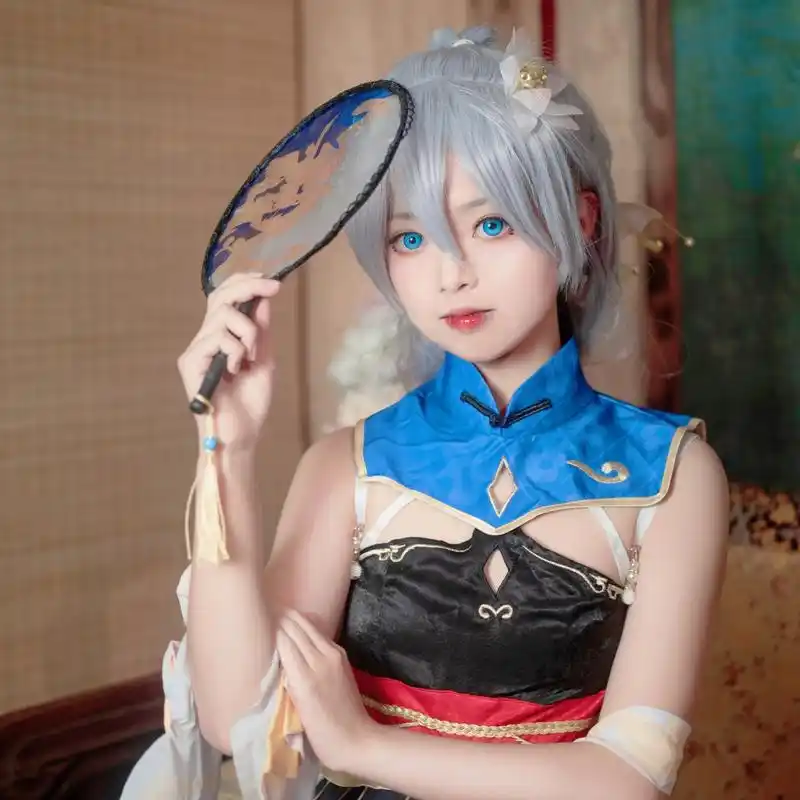 德丽莎cos,圆圆的小脸蛋,小姐姐看起来还挺可爱的