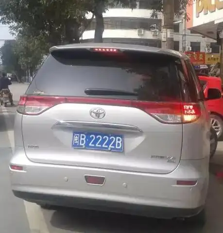 莆田街头现法拉利豪车还有各牛逼车牌