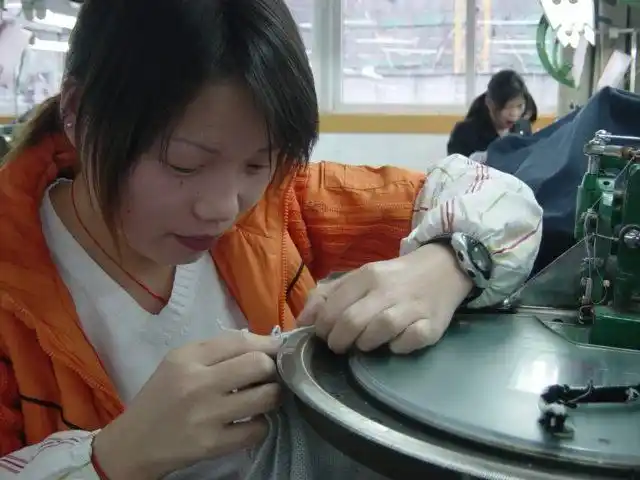 21缝盘工正在工作.