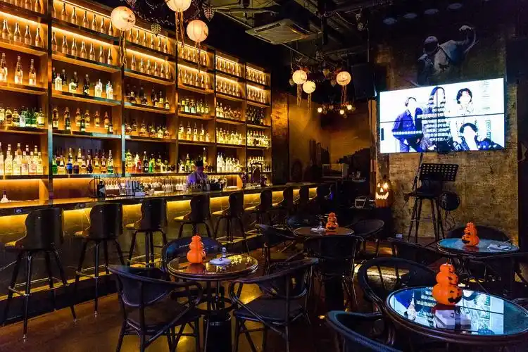 清吧在装修设计上要做到风格的同意,很多的店主的装修设计的时候会