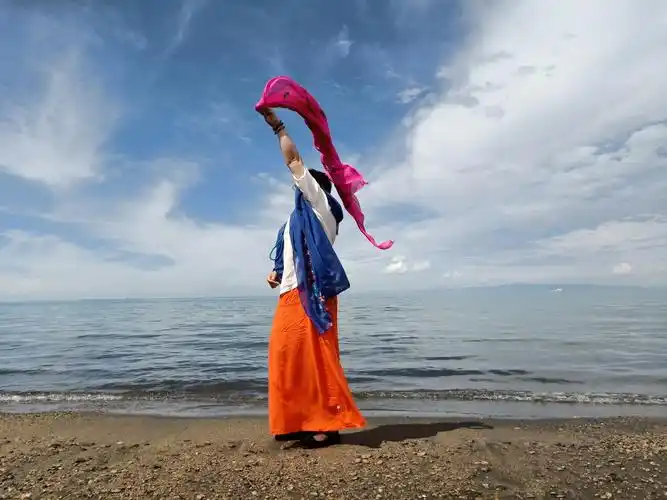 美女舞动青海湖