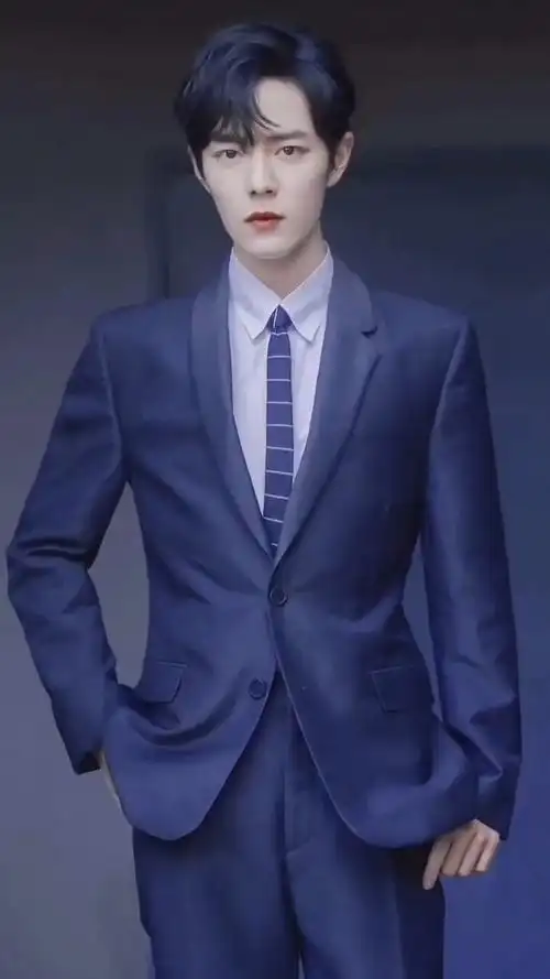 西装革履的肖战帅气冲天