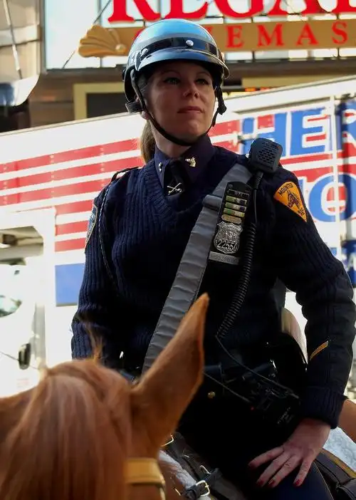 美国警服 在美国,每个地区的警察制服,都和其它地区不同.