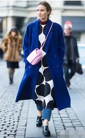 【粉色包包 宝蓝色大衣撞色搭配】