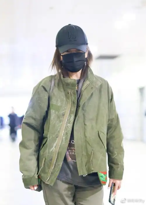 赵薇吸烟被拍!吞云吐雾姿势老练,网友:堪称老烟民!