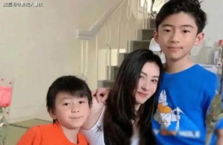 谢霆锋太兴奋了!张柏芝带孩子回家团聚,谢霆峰亲自下厨做美食