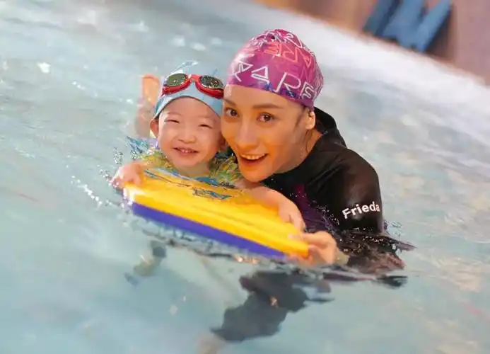 游泳冠军的韩雪让中国宝宝也能享受到水育的益处率先从澳洲引进国际