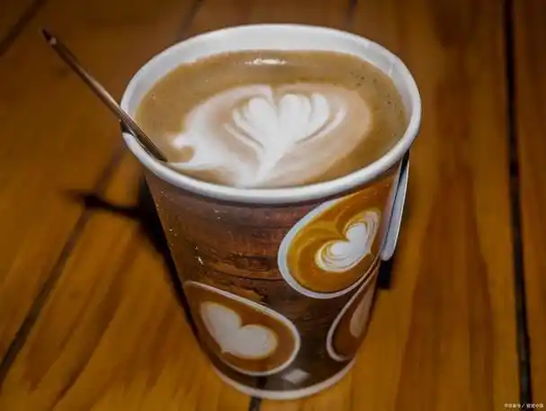 它采用了茅台酒的酱香风味和瑞幸咖啡的拿铁口感,带给消费者全新的