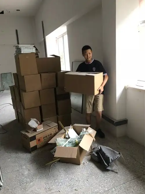 里面装的是些木材,搬起来还是很轻松的.