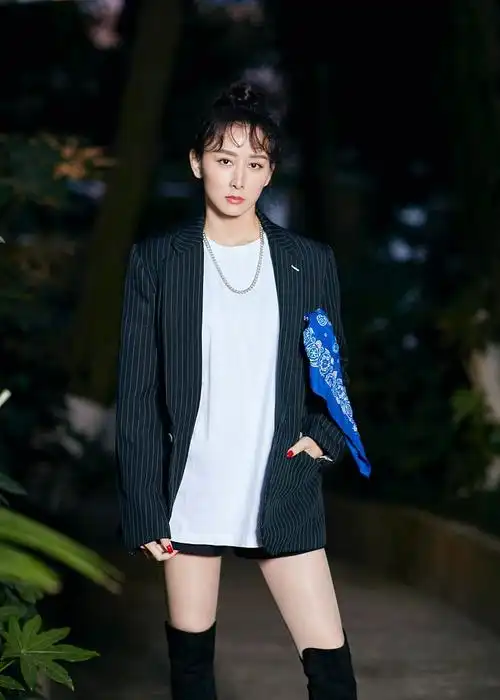 胡静西服写真时尚高级玩下衣失踪秀美腿酷飒随性