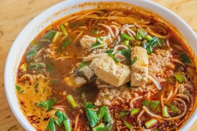 开在玉川巷铁棚子里的小锅米线凭什么能火遍整个官渡区