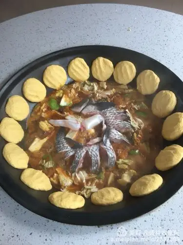 铁锅炖鱼贴饼子,好吃不贵,经济实惠