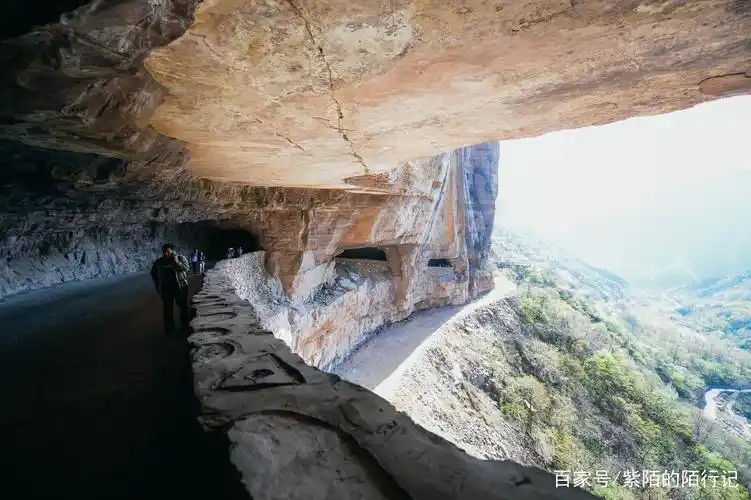 河南的这条公路开在悬崖峭壁上,被称为"世界最险要十条路"之一