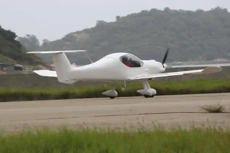 轻型运动飞机baw白色,试飞高飞