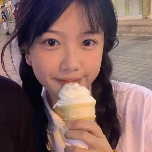 家人们求一下这个拿着冰淇淋的可爱mm的头像
