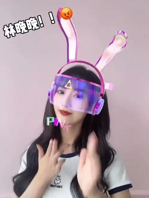 网红林晚晚首次露脸,看清真实颜值后,网友:换人了吧上次不是你