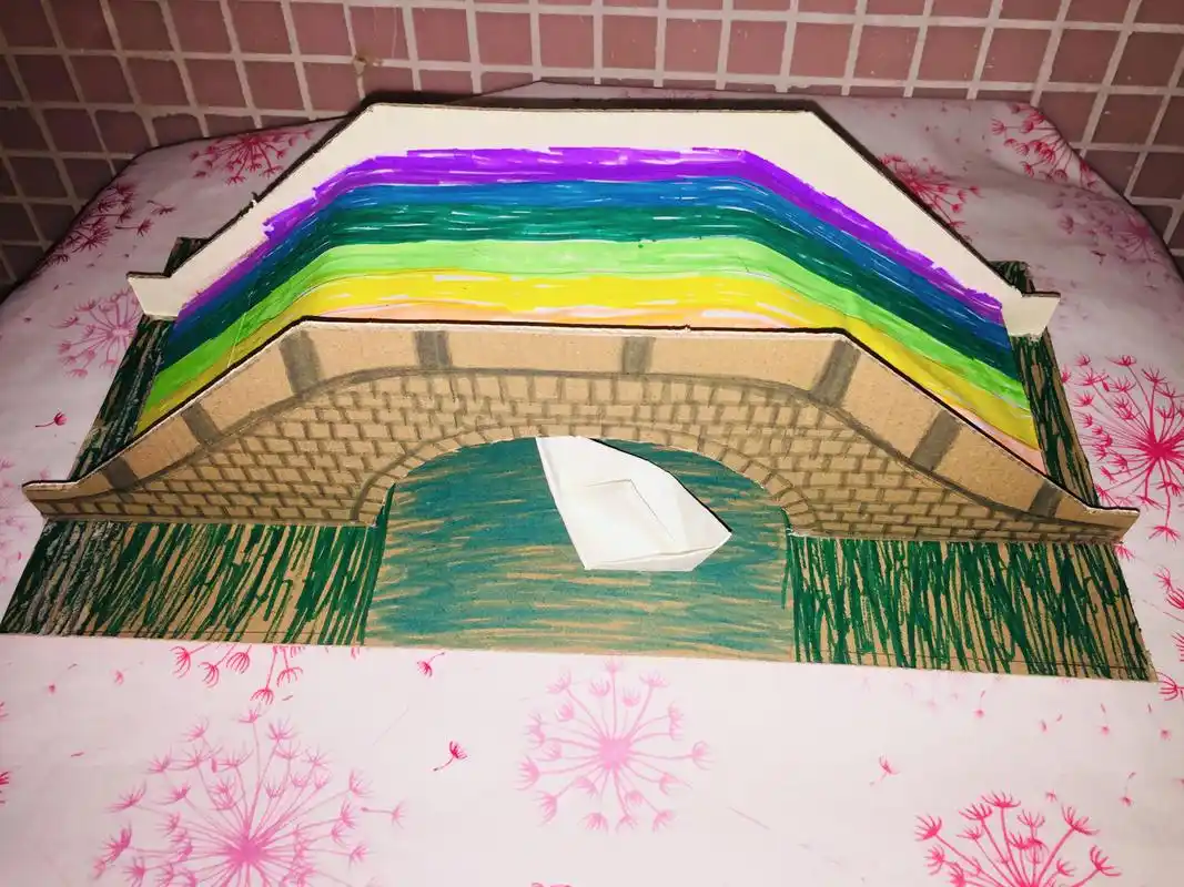 用废纸箱制作的彩虹桥 来来来,交作业了,幼儿园手工作业之纸箱彩虹桥