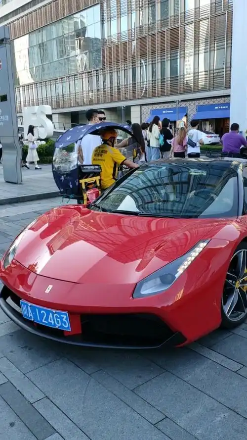 高富帅开法拉利跑车带女友兜风,真是拉风