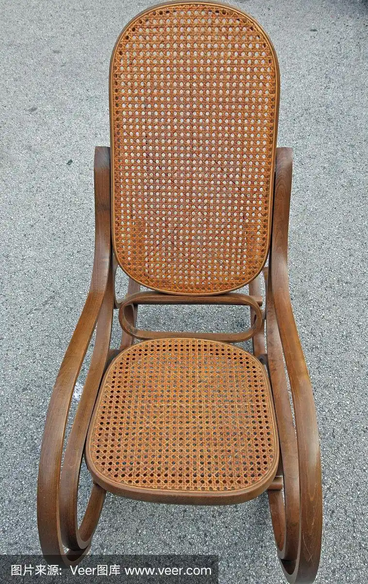 老式木制摇椅在跳蚤市场出售