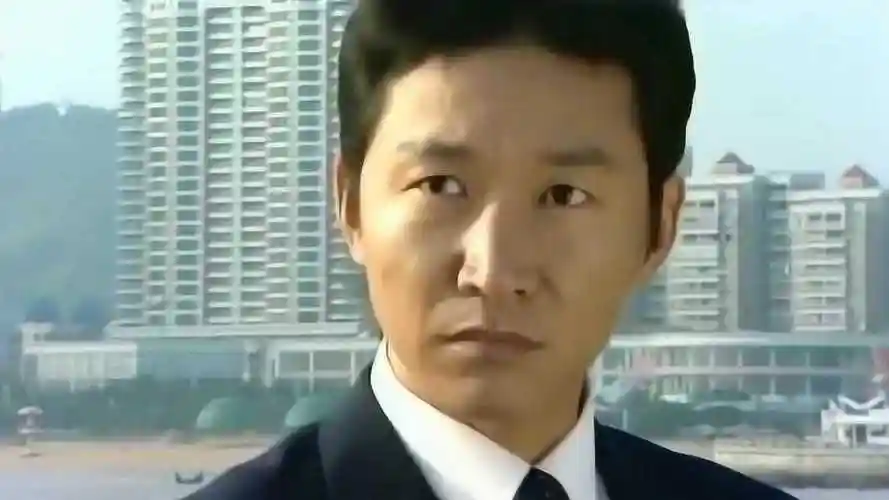 黑社会豪哥在女人面前超霸气我现在就想搞钱结果就被女孩看上了