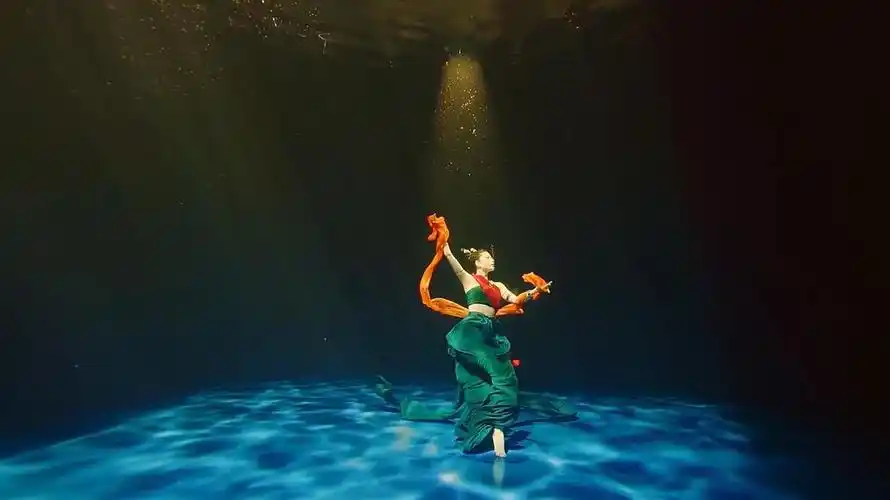 发一些水下中国舞蹈《祈》纯享版壁纸