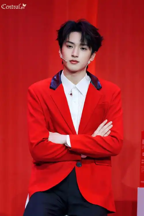 严浩翔来伊份品牌代言人