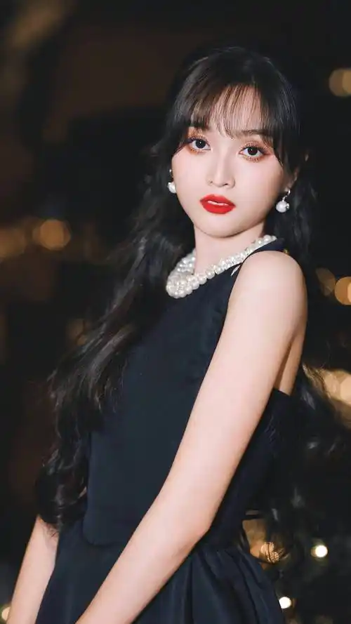 吴宣仪黑色小礼服裙像芭比娃娃一样精致