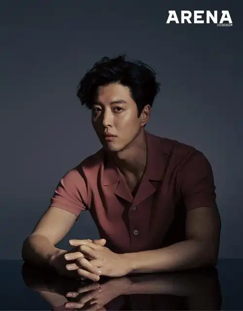 李东健全新时尚写真公开 深邃目光直击女心