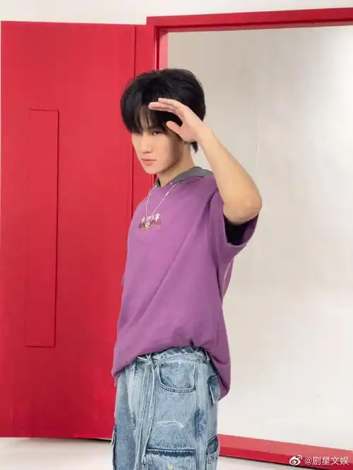 时代少年团运动大片##张真源侧颜剪影