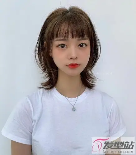 这款碎发尾短发发型,长度刚刚好齐肩,很适合尴尬过渡期的女生,搭配