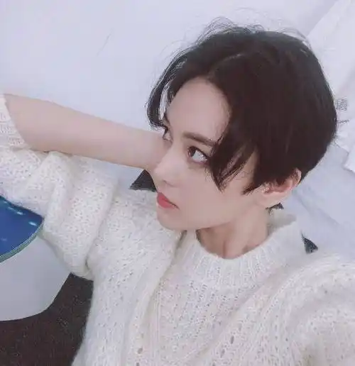 张馨予剪短发帅气十足,晒新发型像个男孩子_生活_微博_眼神