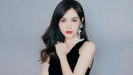 唐嫣既端庄优雅,又不失性感妩媚,浑身都散发着成熟的女神魅力