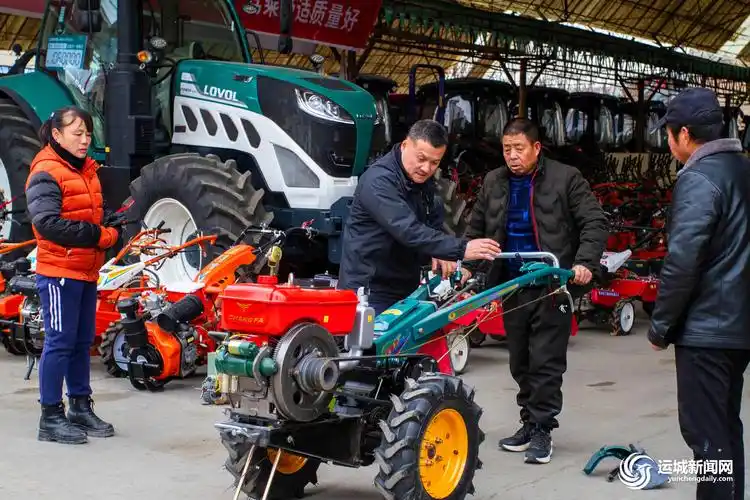 您的位置:>首页>焦点新闻>2月23日,农民在农机市场选购农机.