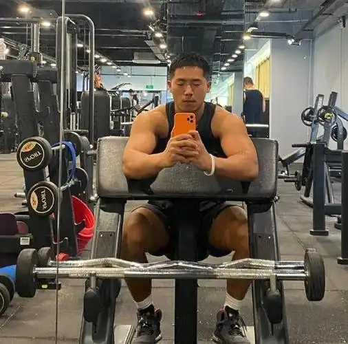 30岁健身教练阳光帅气,凭借一张照片走红,好身材引发妹子舔屏