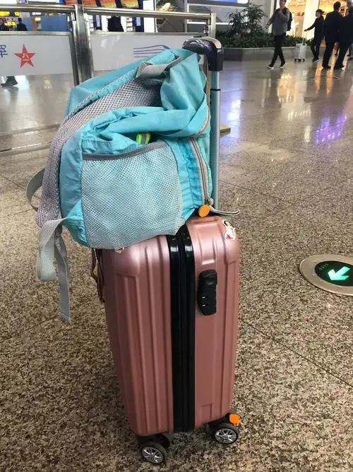 一早,大家兴匆匆带好行李整装待发,到了虹桥火车站搭乘g1655高铁.