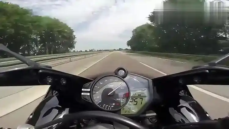 时速达到299的摩托,老哥很稳1545
