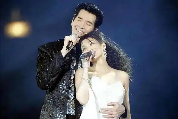 好些年前,费翔曾跟刘文正传出一些暧昧绯闻,虽然大众对他的性取向议论