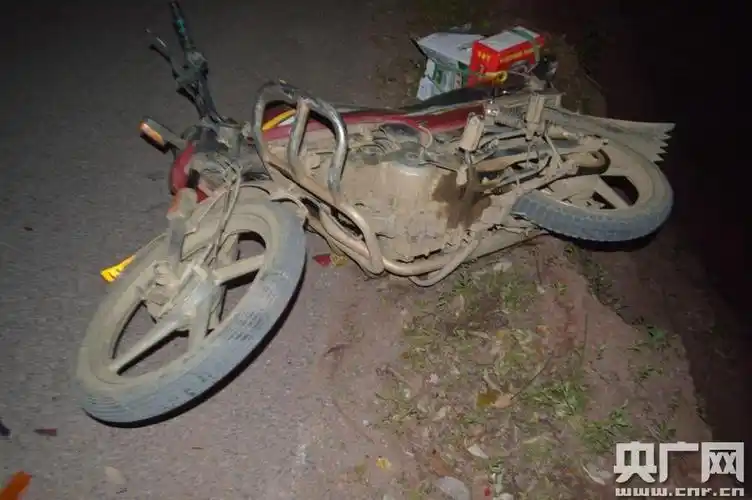 云南昌宁一摩托车肇事将两人撞下50米山洼 伤者被紧急送医