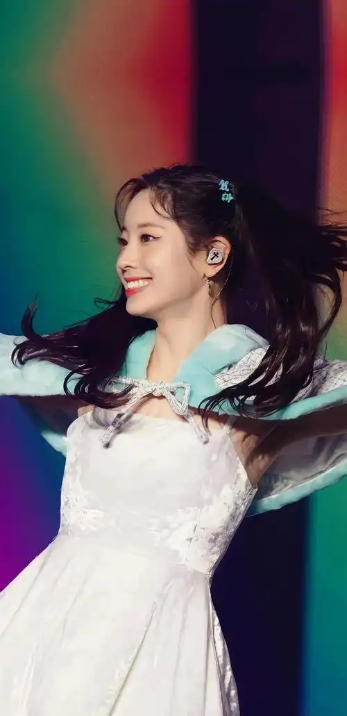 美女壁纸可爱的双马尾女团小姐姐