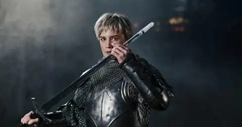 带着重剑的中世纪女战士坚定不移身穿重型骑士盔甲的女性