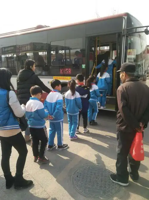 队员们排队做公交车,井然有序不愧是优秀的少先队员们